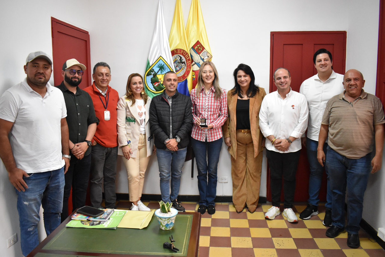 駐哥倫比亞代表處桂公使志芸於本(114)年4月4日，接受哥國霍爾晶參議員及眾議員艾斯彼那邀請，專程拜會安蒂歐奇雅省參加Jerico市市長Sebastian Garces Piedrahita，除訪視112年文史中心維護計畫，更出席該市文化推廣計畫。