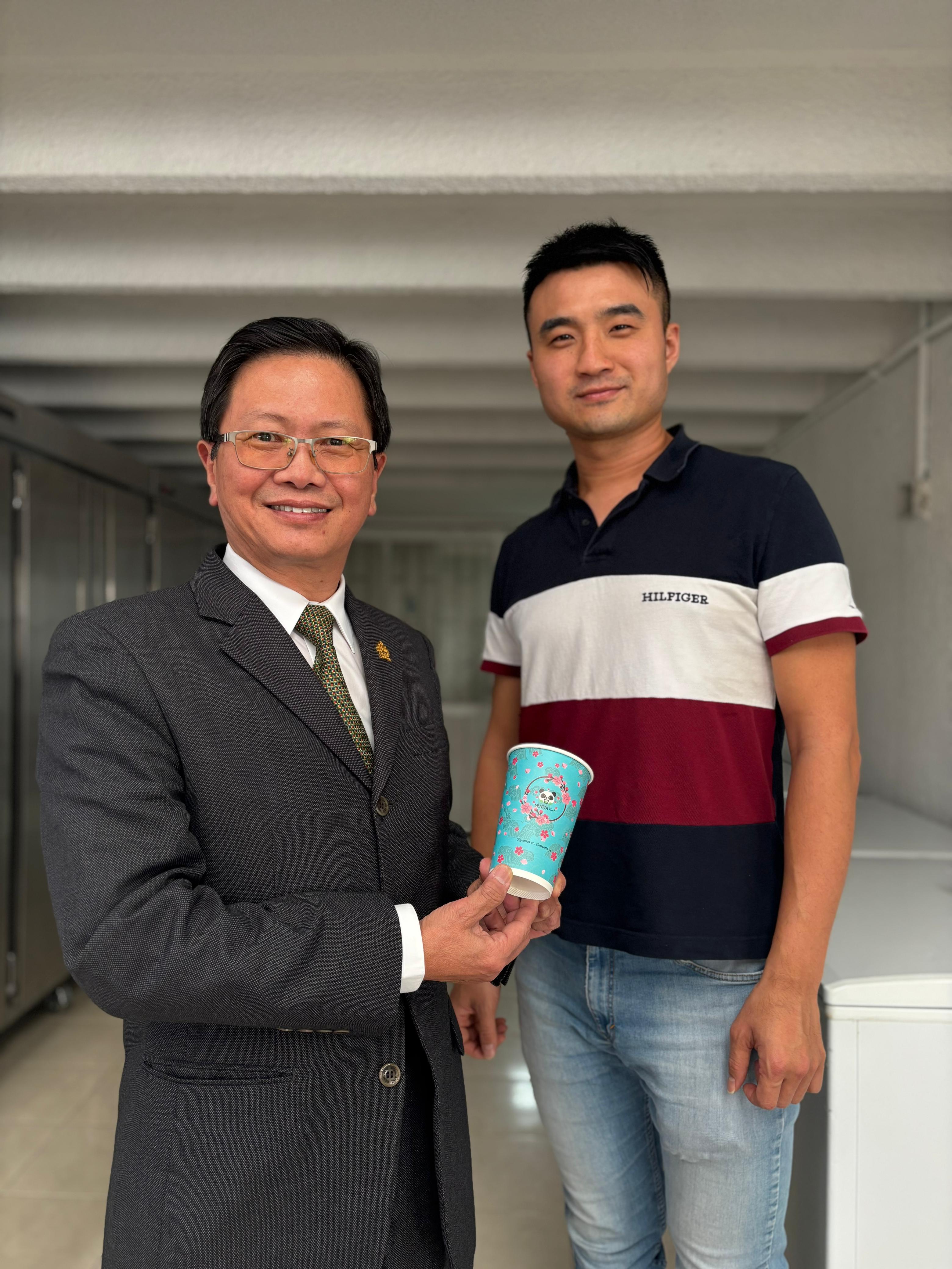 駐哥倫比亞朱代表拜訪旅哥知名連鎖手搖飲Mentta創辦人張紘溢- 駐哥倫比亞台北商務辦事處Oficina Comercial de Taipei en  Bogota, Colombia