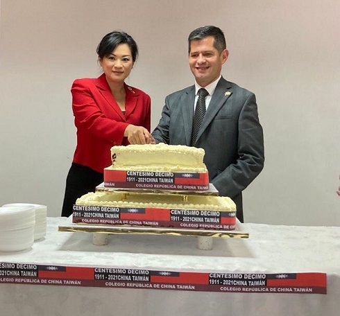 La Repr. Francisca Yu-tsz Chang corta pastel del 110° Día Nacional con Rector del Colegio República de China Dr. Carlos A. Rodríguez