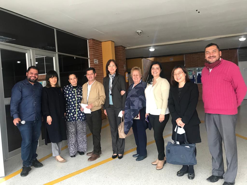 La Representante de la Oficina Comercial de Taipéi Verónica Chih-yun Kuei realizó una visita al Rector Carlos Augusto Rodríguez del Colegio República de China de Bogotá.