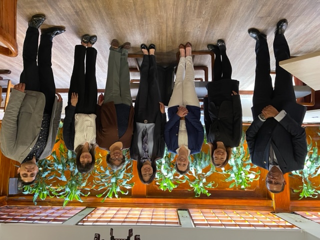 Foto grupal de la Representante Verónica Kuei, la Embajadora de Guatemala, S.E. Reagan Vega Santizo y la Embajadora de Honduras, S.E. María Antonia Navarro Bustillo con sus colegas.