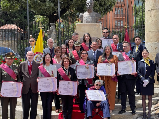 La representante Verónica Kuei con los 14 premiados en el acto de condecoración.