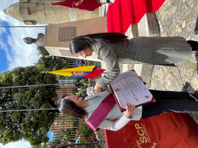 La representante Verónica Kuei recibió la entrevista en el acto de condecoración.