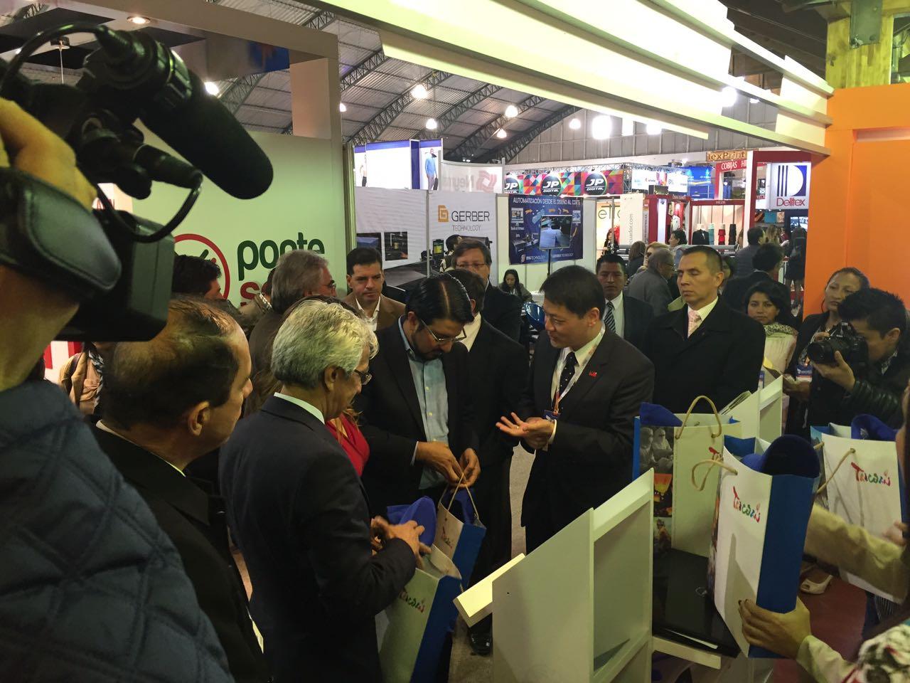 鄭代表向嘉賓介紹我商生產之咖啡紗織品