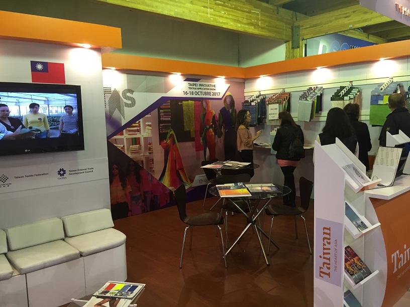 民眾至我攤位詢問我商布料及機具等相關資訊