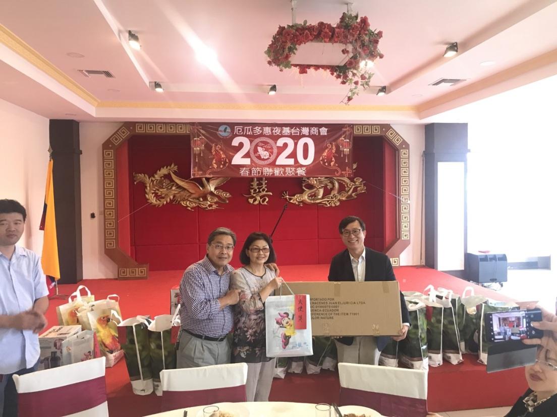  莊代表致贈摸彩贈禮予僑務顧問黃如珠