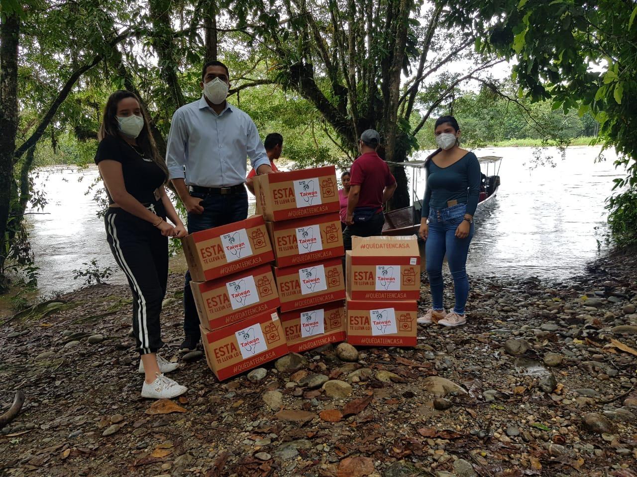 El Asambleísta César Solórzano llegó a las zonas rurales entregando personalmente los materiales donativos.