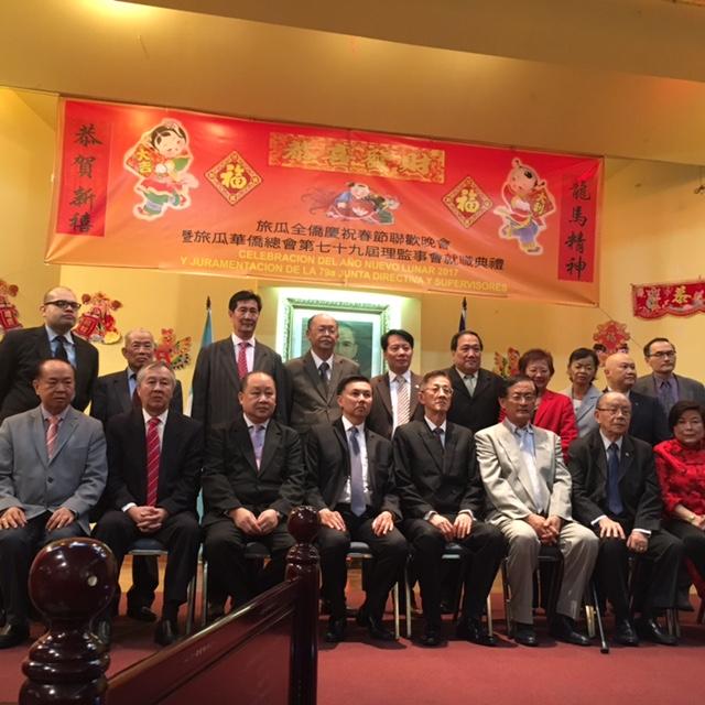 賴大使與華僑總會新任會長及理監事合影