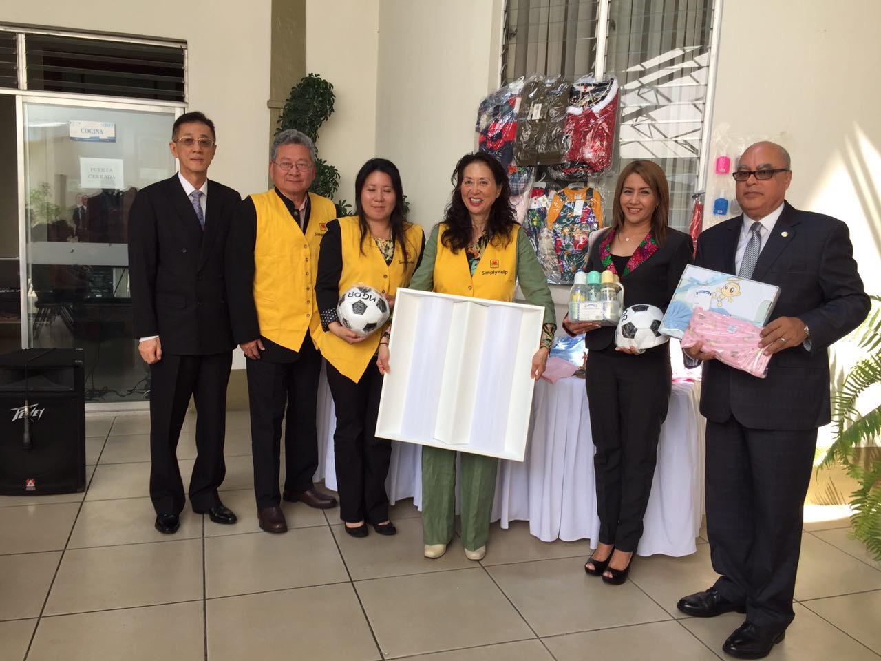 賴大使與「幫幫忙基金會」會長鮑潘曉黛（右3）、副會長孟心韻（左3）與孟慶樸先生（左2）捐贈瓜國第一夫人馬洛晶女士（右2）