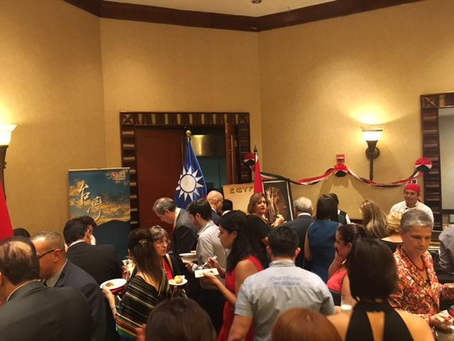 台灣美食攤位人潮不斷