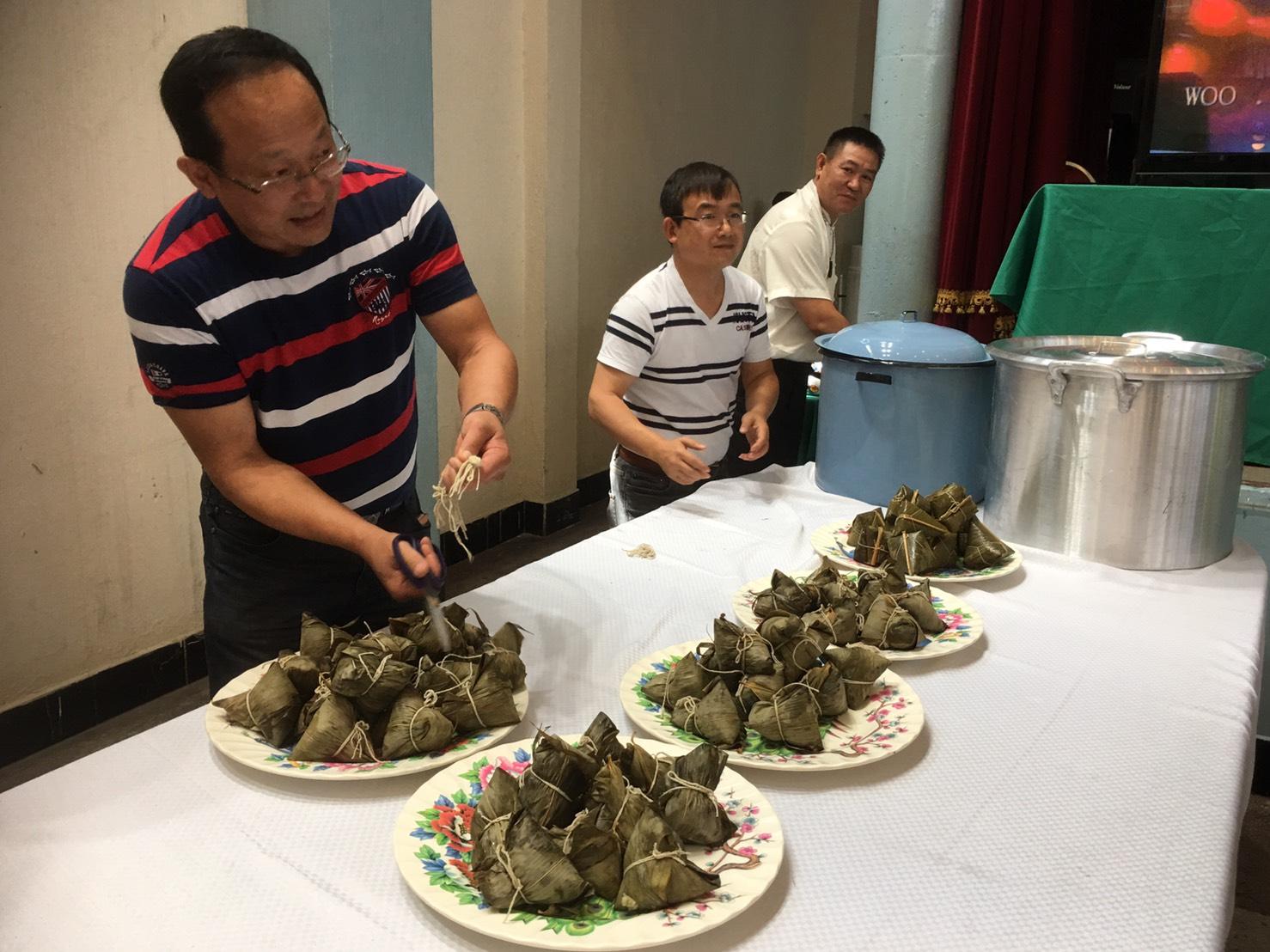 台商會朱會長分送僑胞粽子