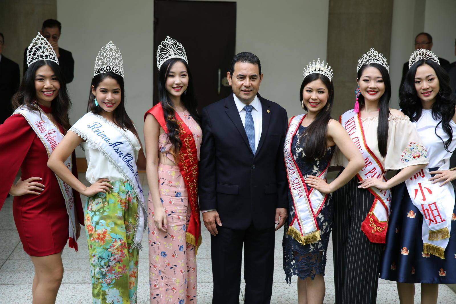 瓜國總統莫拉雷斯（Jimmy Morales）與各國佳麗合影留念（照片由George Kuan提供）