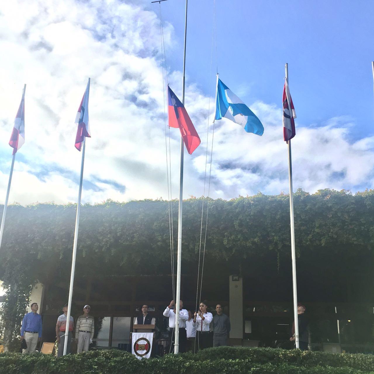 賴大使主持升旗典禮