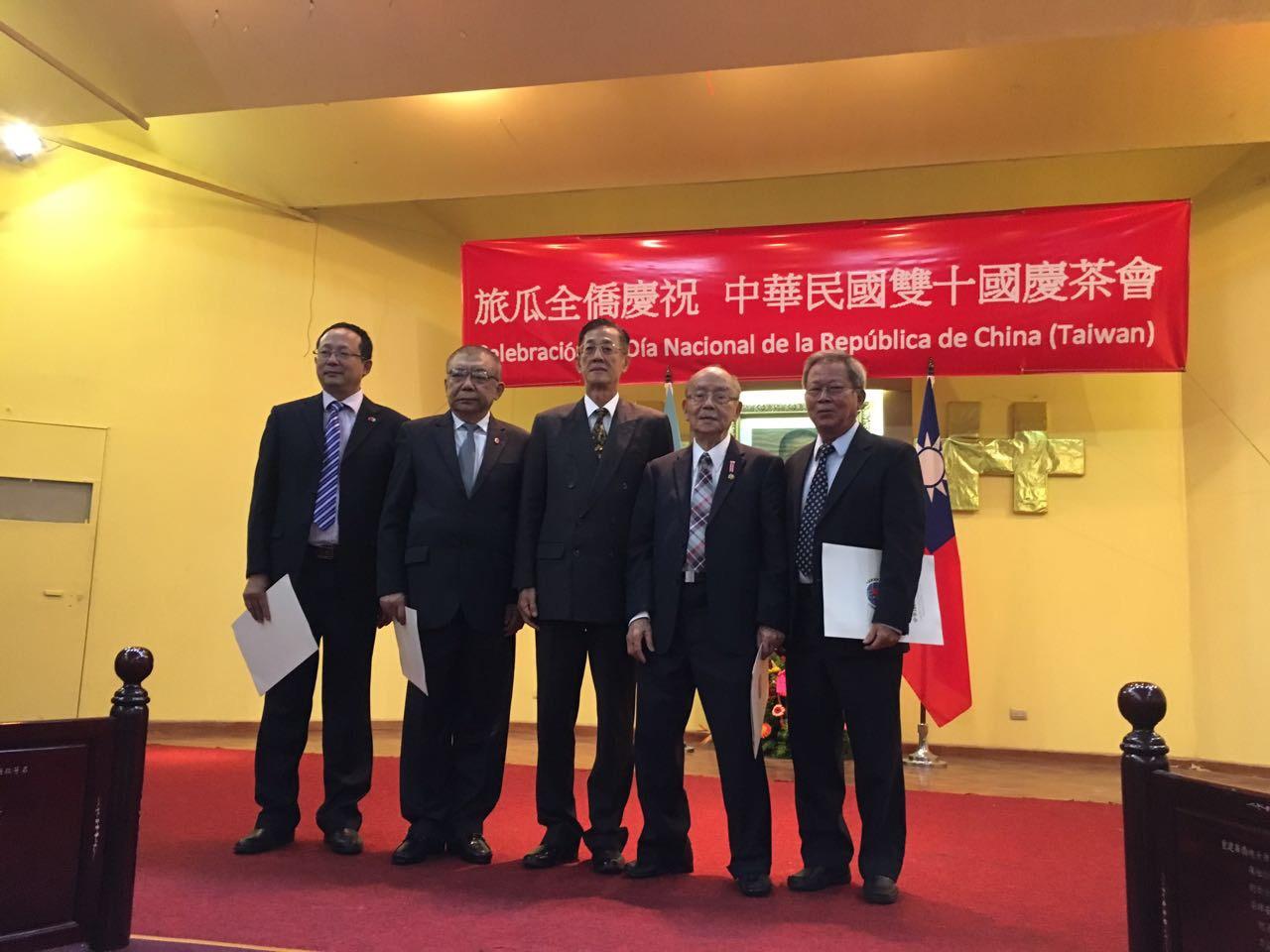 賴大使將僑務榮譽職聘書轉頒發予受聘者