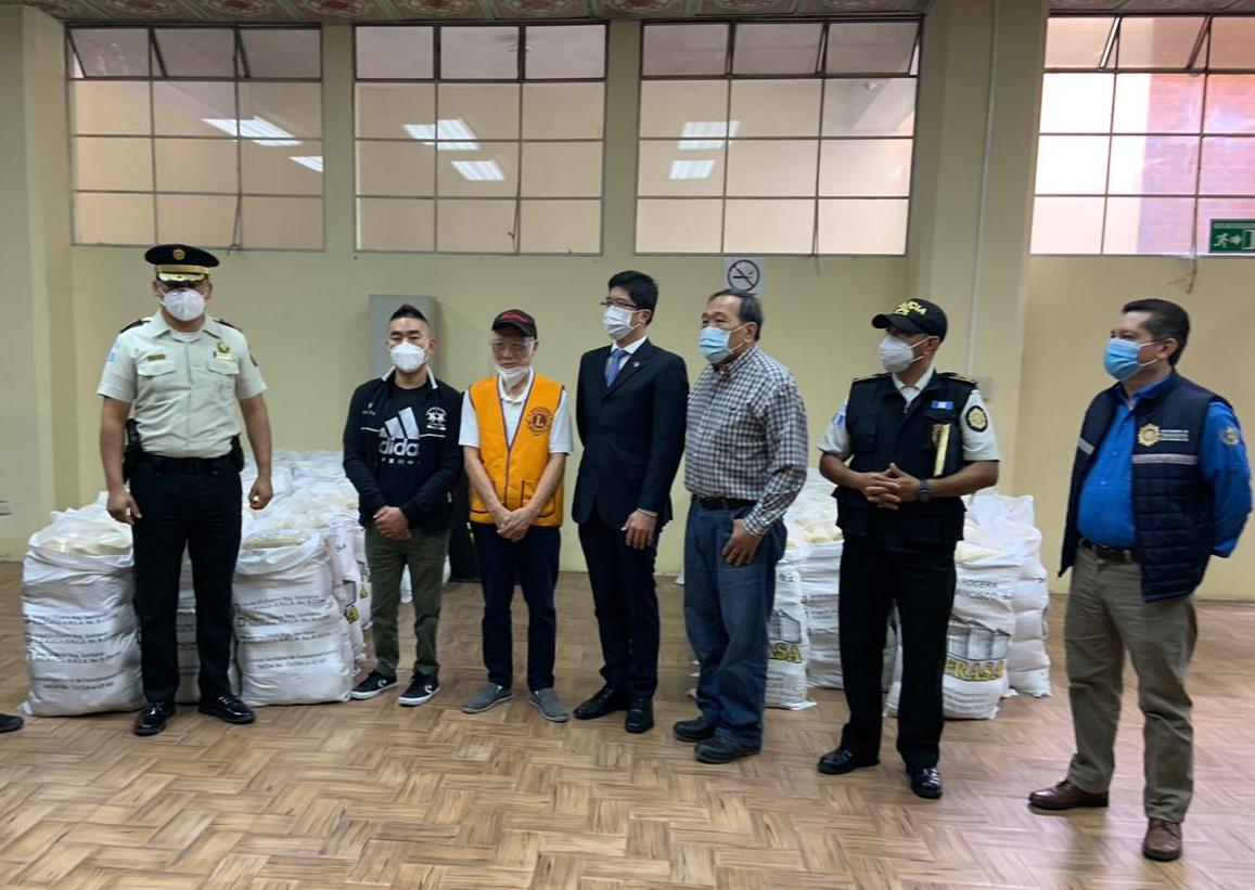 瓜國警政署犯罪預防總處副總處長(左一)代表接受捐贈