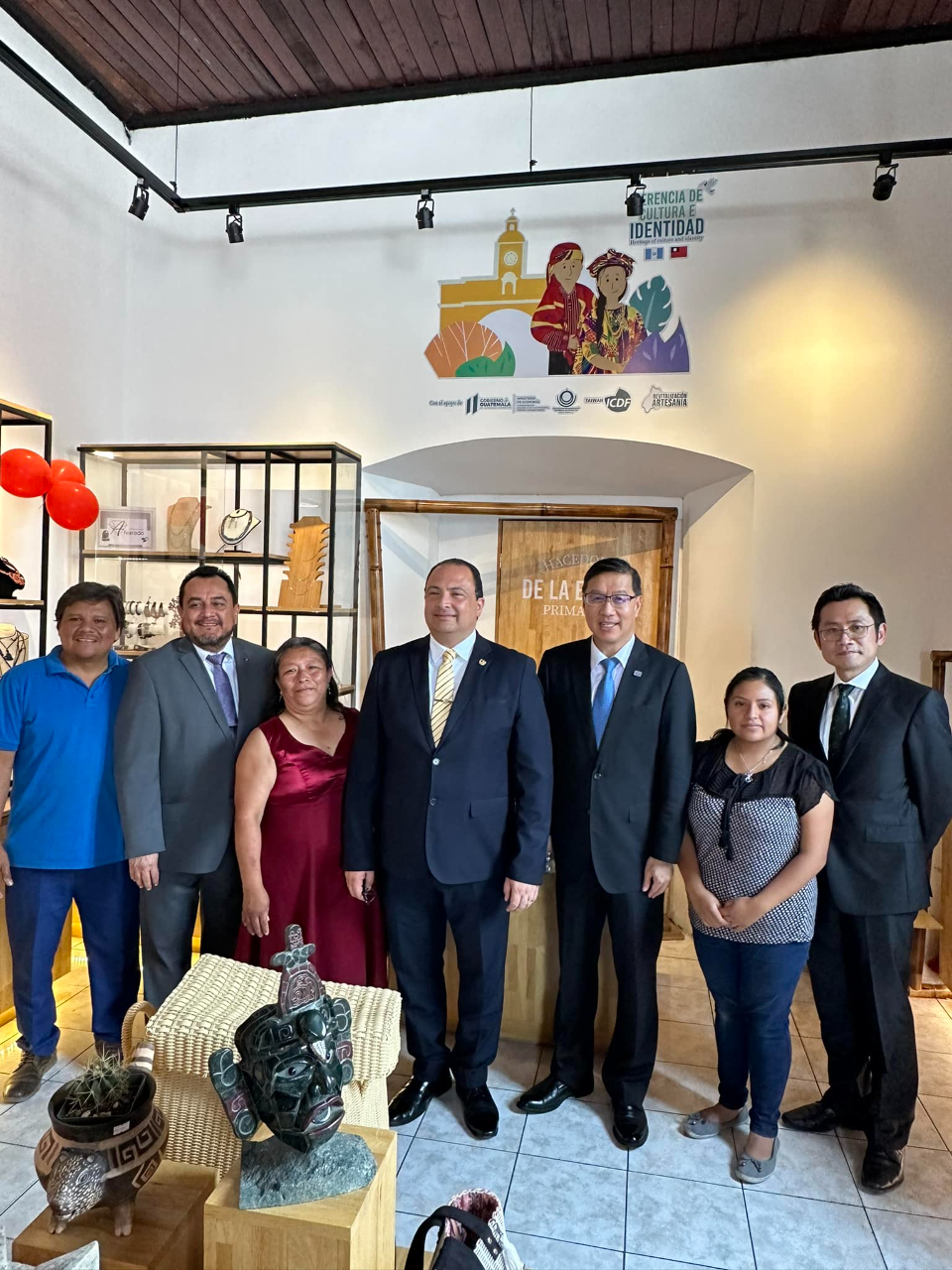 瓜地馬拉外交部長步卡羅(Mario Búcaro)、貝里斯駐瓜大使José Eduardo Alpuche及曹大使共同視察我國駐瓜技術團輔導位於安地瓜(Antigua)古城的手工藝品店。