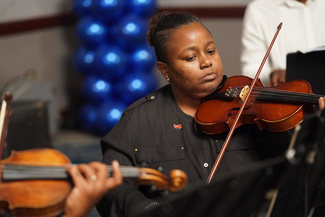 邀請樂團現場演奏