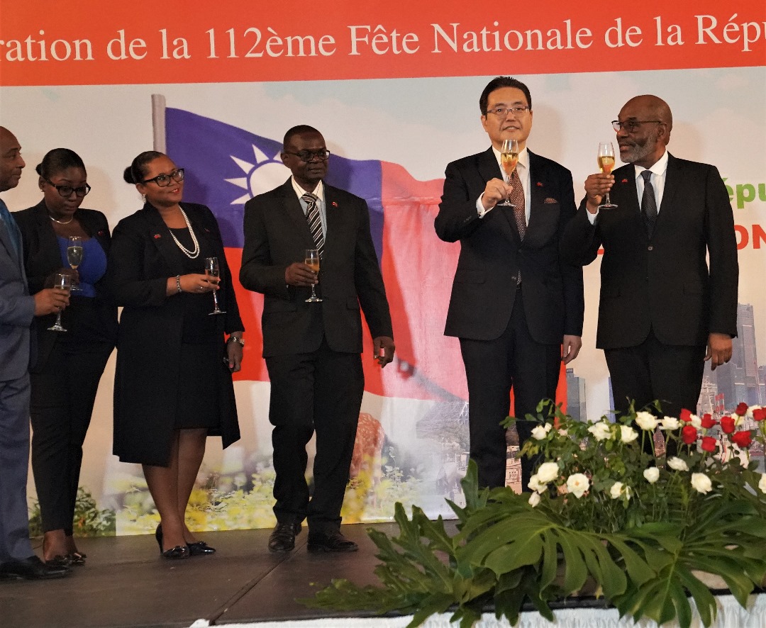 邀請貴賓上台舉杯祝賀