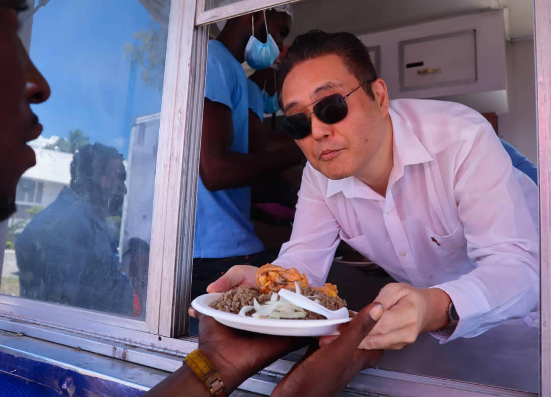 古大使親自發放熱食予民眾