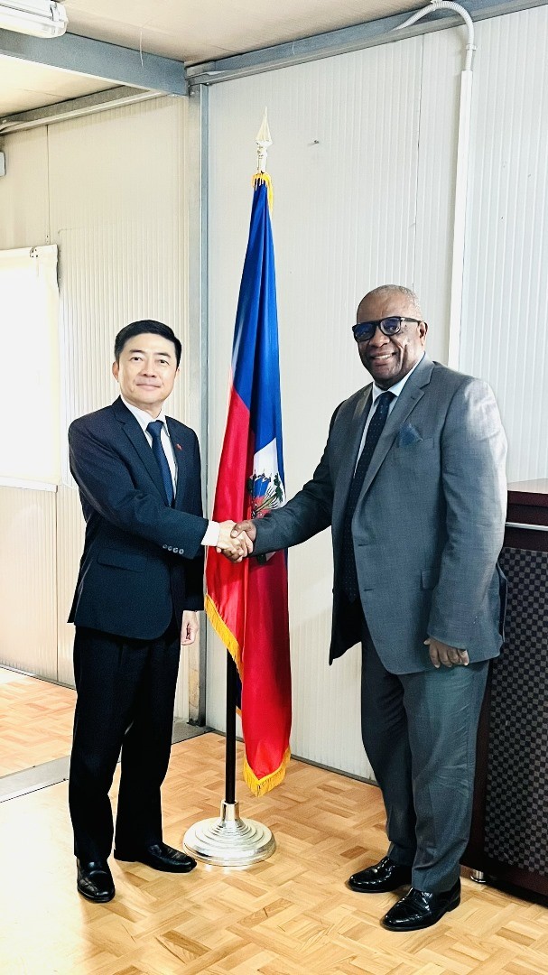 胡大使拜會海地環境部長張比耶(Moïse Fils JEAN PIERRE)，針對雙邊合作計畫及未來合作展望交換意見，彰顯共同致力加強生態保護及永續發展之決心。