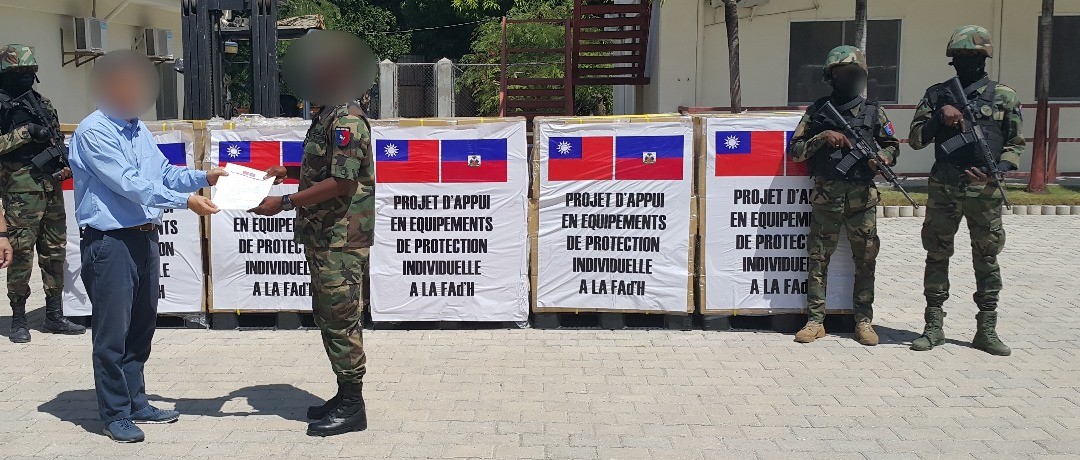 繼2024年8月29日象徵性援贈400套軍警個人防護裝備予海地政府後，於9月13日正式移交100套予「海地國軍」（FAd'H）