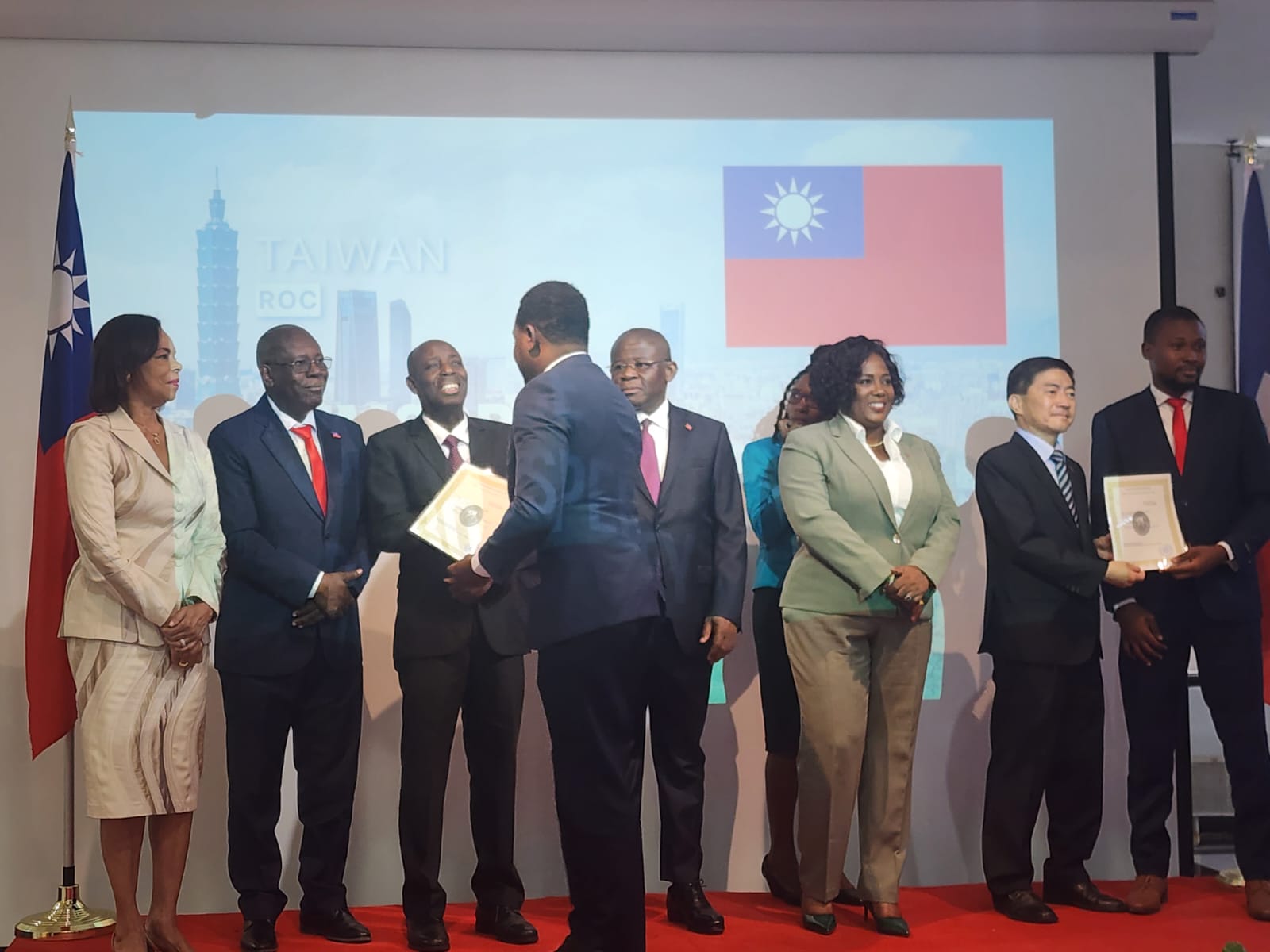 胡大使與貴賓共同頒發2025年度 47位獎學金生受獎證明