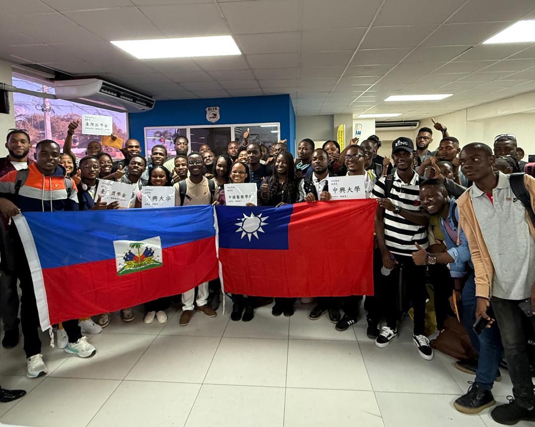 台灣獎學金受獎生搭機啟程赴台求學，駐海地大使館祝福他們旅途平安，未來在台灣的學習和生活順利成功，早日學成歸國，為海地的國家發展作出貢獻