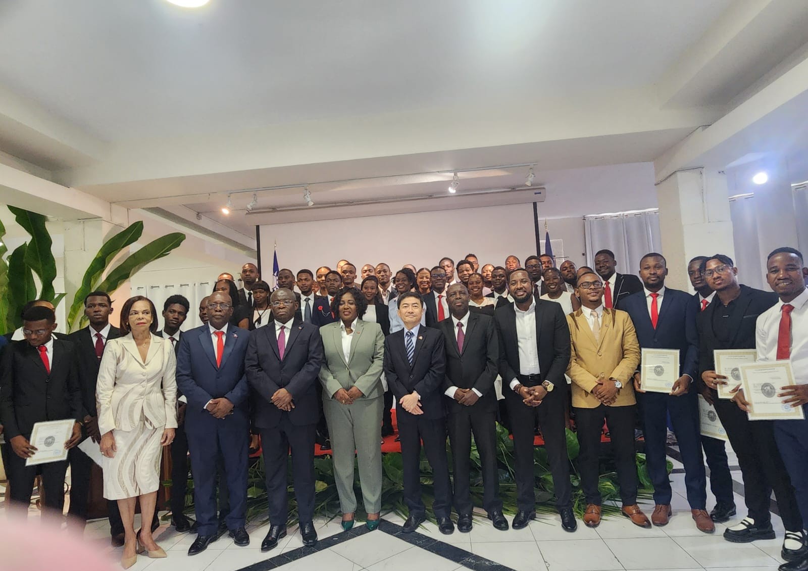 胡大使與來賓及受獎生合影，前排左四為青年體育部長歐塔斯(Niola Lynn Sarah DEVALIS OCTAVIUS)