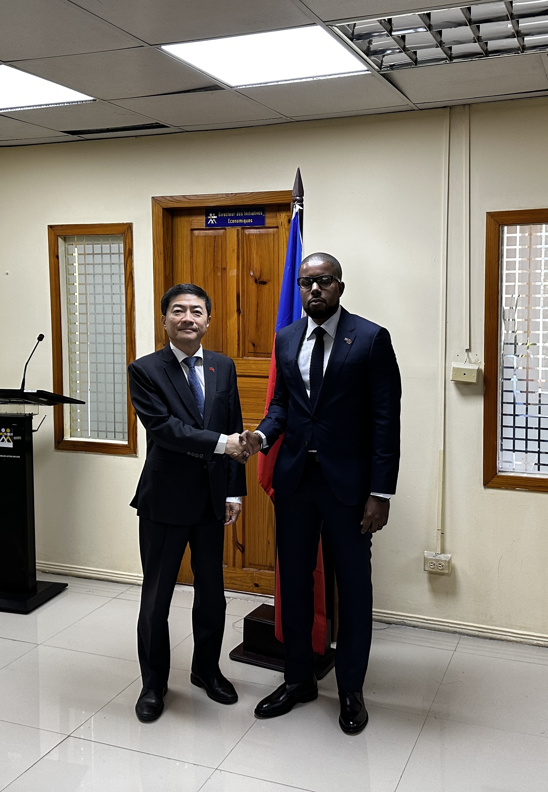 胡大使與FAES總經理Mr. COLLIN共同主持「救助人民計畫」(KORE RÈP)捐款典禮，我持續協助FAES救濟流離失所的人民，見證了台灣與海地人民的真誠友誼及團結