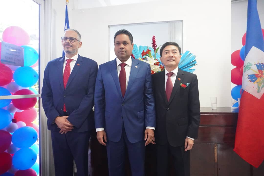 1.胡大使迎接「過渡總統委員會(CPT)」主席聖西荷(Laurent SAINT-CYR,中)及總理費艾梅(Alix Didier FILS-AIME,左)