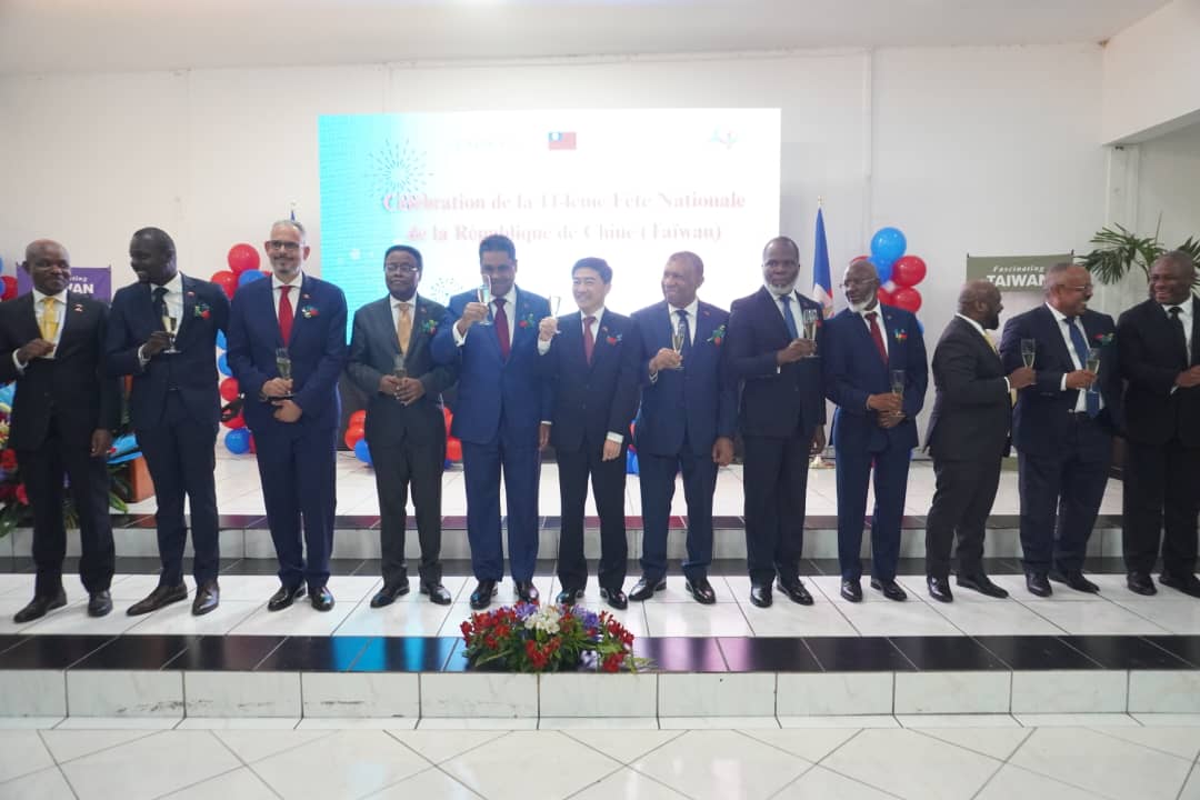 5.貴賓祝酒合影