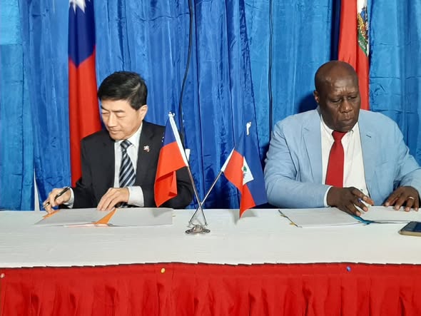 2.胡大使與農業部長簽署協定