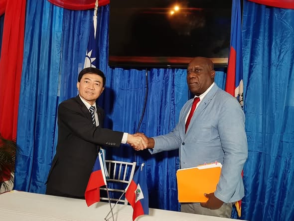 3.胡大使與農長在協定簽字後換文，完成簽署儀式