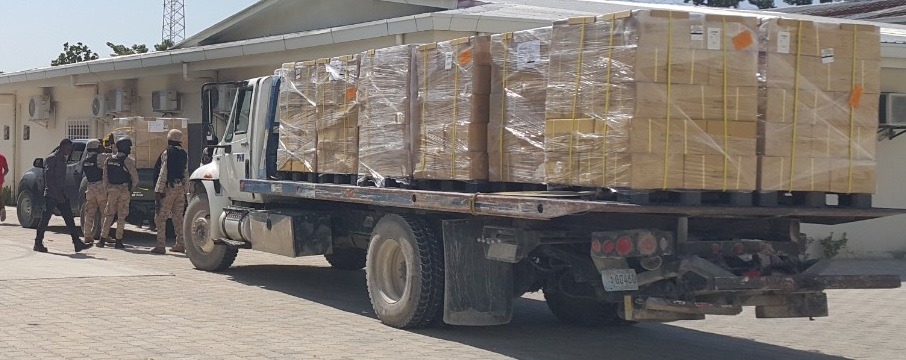 正式移交「海地國家警察」（PNH)300套我援防護裝備