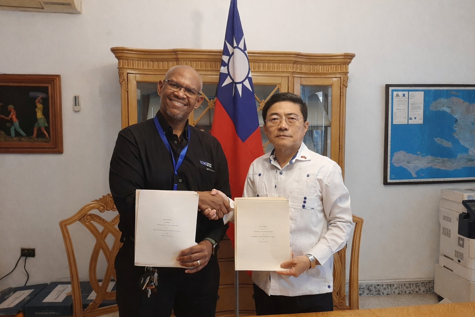 胡大使與海地「糧食濟貧組織」(FFTP HAITI)執行長Mario NICOLEAU共同簽署援助海地食米協議，2026年將提供8,208公噸白米救濟弱勢民眾