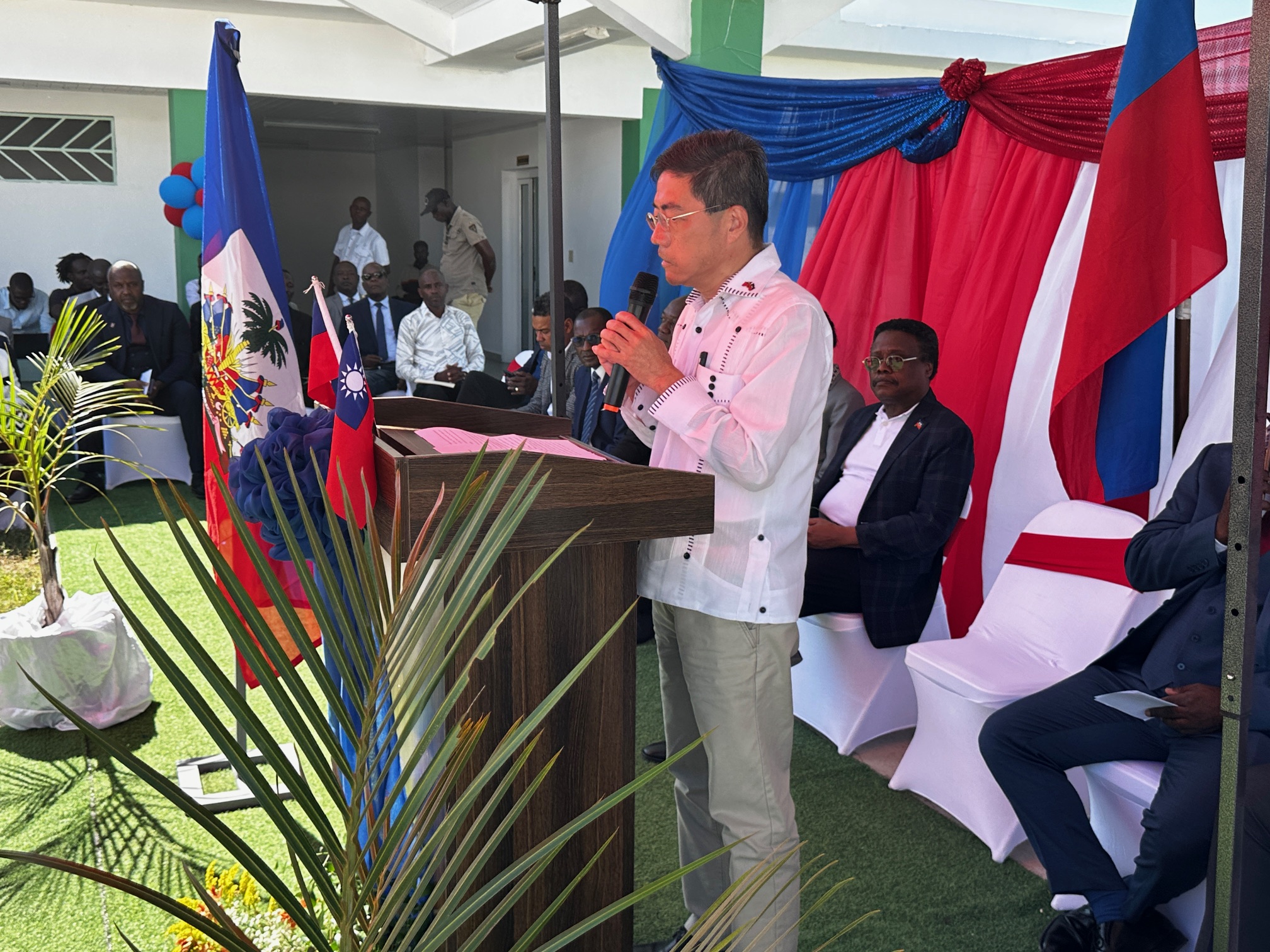 1.胡大使在致詞時重申，我政府將與海地合作提升海地醫療水準，以造福廣大海地人民