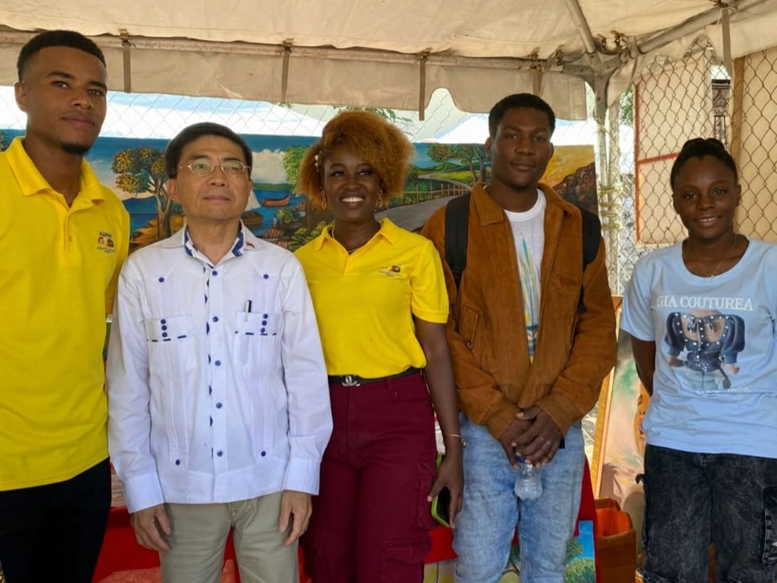 2.與手工藝參展者互動交流