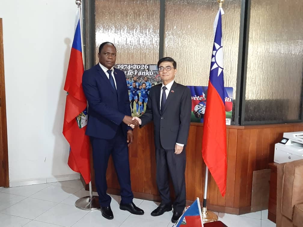 胡大使於2026年5月12日禮貌性拜會海地新任青年體育部長杜馬斯(Pythagore DUMAS)，就青年及體育領域之合作交換意見。