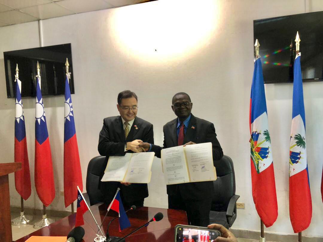 L'Ambassadeur KU et Ministre Charlot BREDY