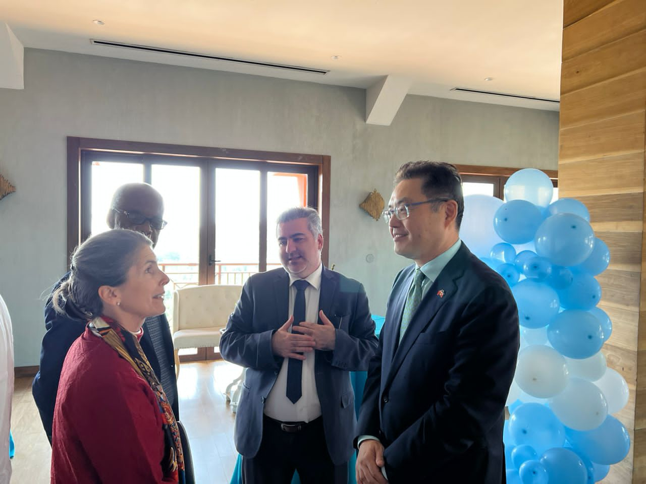 L'Ambassadeur KU discute avec Mme Katie TAYLOR