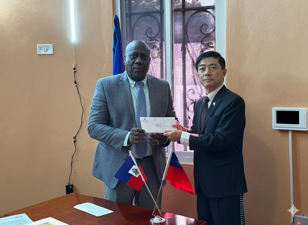 L'Ambassadeur Hu a remis au Ministère de l'Agriculture des fonds d'aide destinés aux "Projets d'amélioration de la production rizicole" afin d'aider les agriculteurs locaux et accroître leur productivité. Taïwan réaffirme son soutien et son engagement envers l'agriculture haïtienne, et cette coopération contribuera à rétablir la sécurité alimentaire et la stabilité sociale en Haïti.
