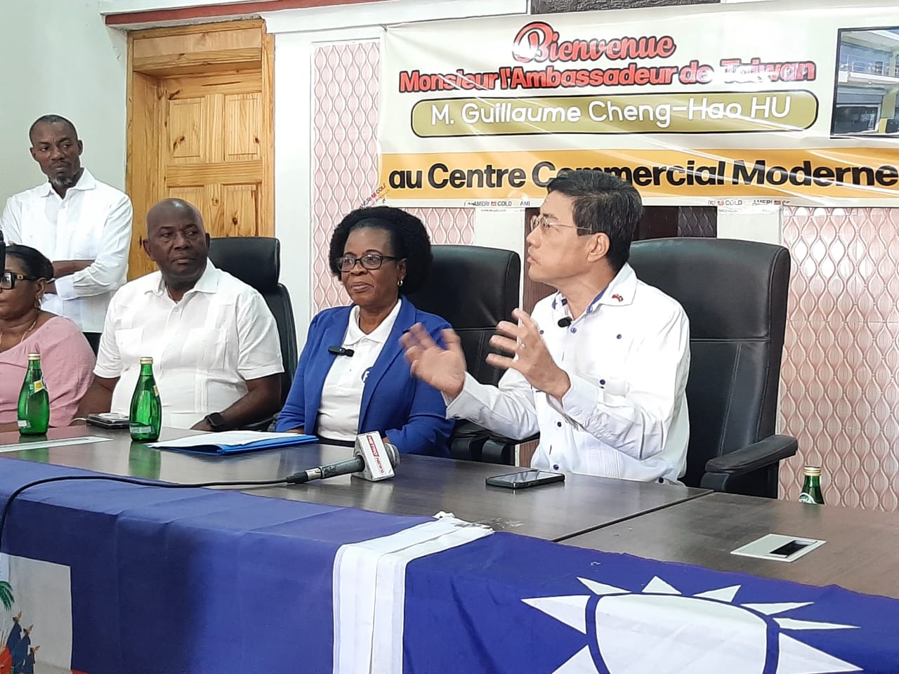 L’Ambassadeur Hu a participé un séminaire commercial, organisé par la présidente de la FHAPME, Mme Mari
e Yanick MÉZILE LHÉRISSON.