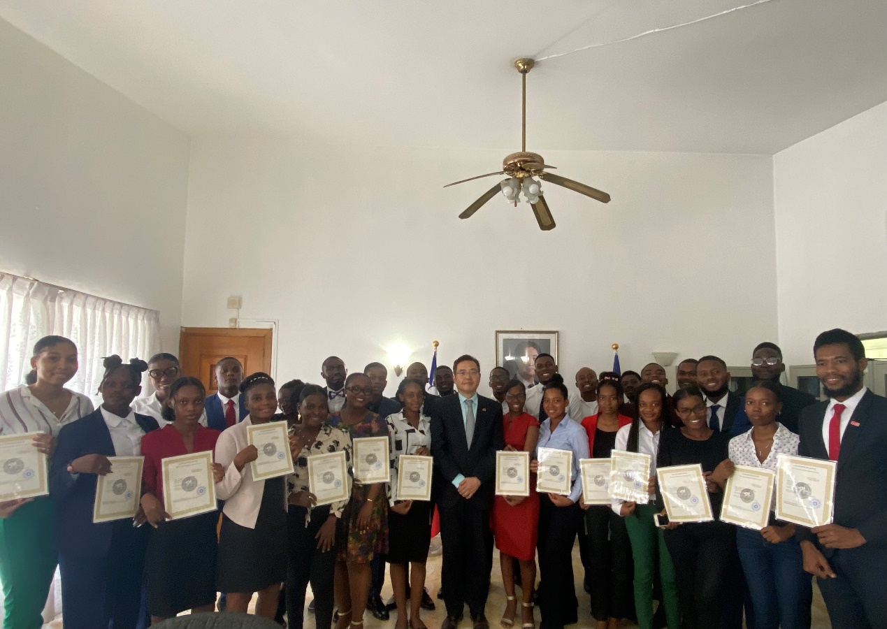 L'Ambassadeur Wen-Jiann KU a procédé le 16 août à la remise de certificats aux boursiers de Taïwan de l’année 2024