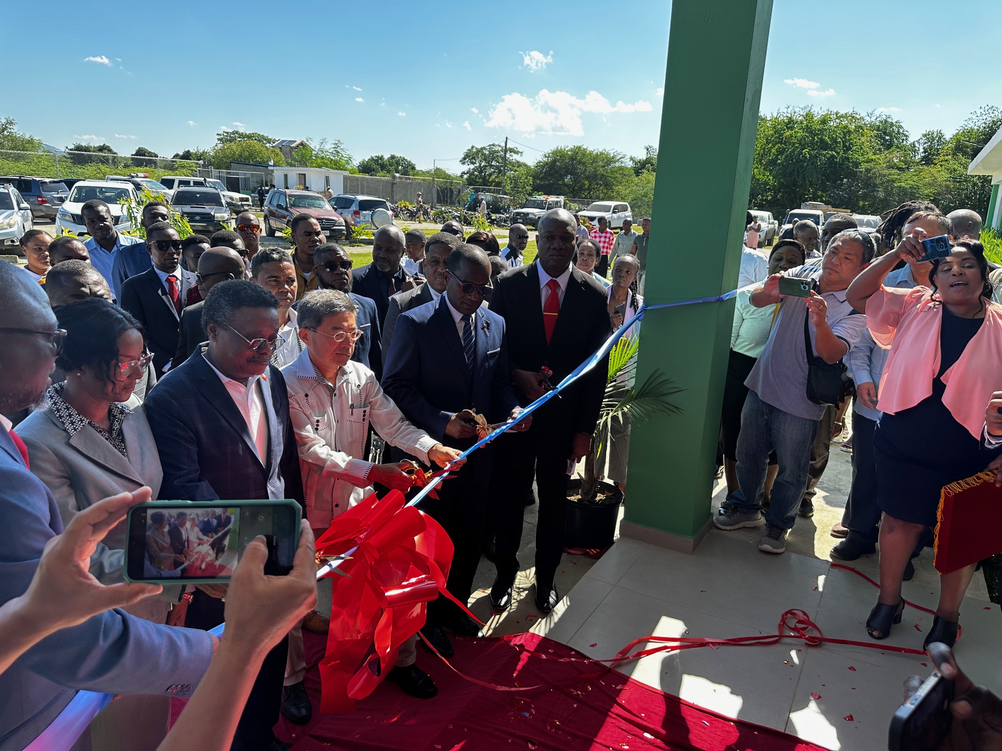 Le 30 décembre 2025, l'Ambassadeur HU et S.E.M Fritz Alphonse JEAN, Conseiller-Président du CPT, ont coprésidé la cérémonie d'inauguration de l'Hôpital Materno-Infantile Saint-Pierre de Terrier Rouge, dans le département du Nord-Est d'Haïti et ont coupé le ruban avec d'autres invités.
