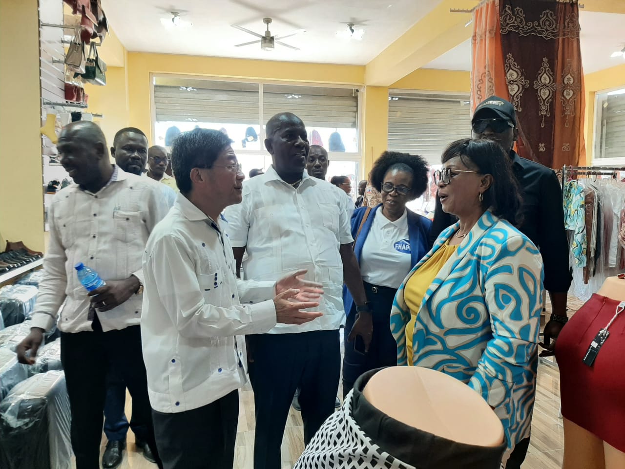 L’Ambassadeur Hu, accompagné de Mme Marie Yanick MÉZILE LHÉRISSON, présidente de la FHAPME, a visité le Centre Commercial Moderne de Tabarre le 18 décembre 2025.