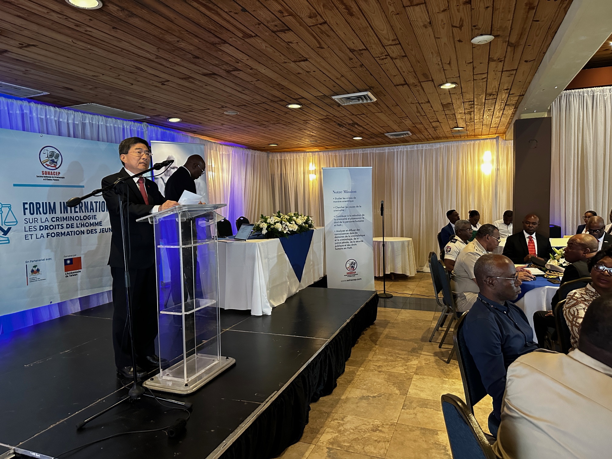 Taïwan réaffirme son engagement à coopérer avec le gouvernement haïtien sur des programmes de proximité tels que l’éducation, la formation des jeunes et la prévention de la criminalité, contribuant ainsi à renforcer la sécurité générale de la société haïtienne.