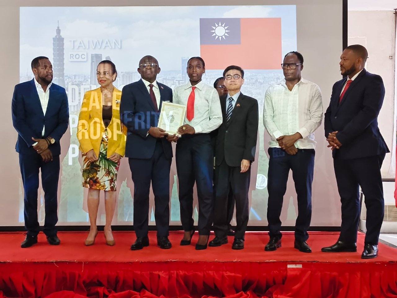 Des invités de marque ont remis conjointement des certificats de bourse à 44 étudiants haïtiens qui poursuivront des études de licence, de master et de doctorat à Taïwan en 2026. Ils espèrent que cette distinction leur permettra de réaliser leurs rêves et d'aller toujours plus loin.