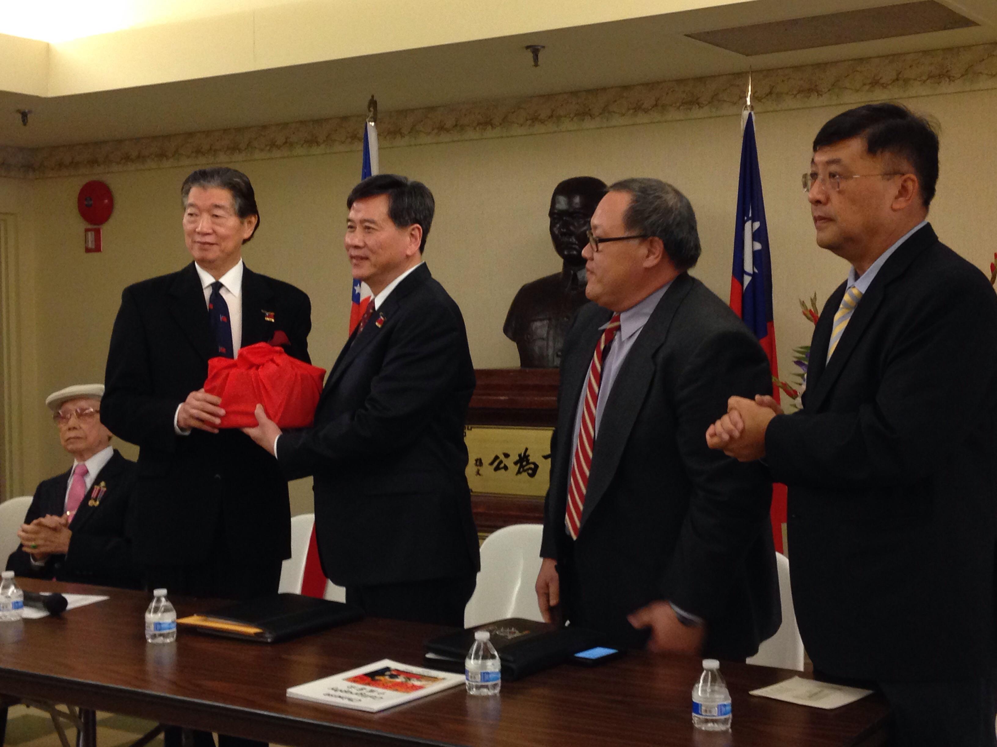 沈大使同(1)日下午赴華埠華樂大廈出席美京中華會館2016年新任正、副主席暨職議員就職典禮並親自監交。