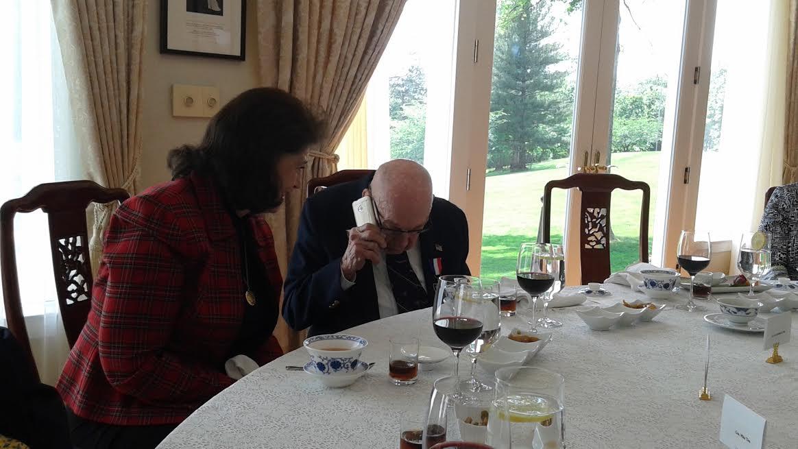 104年5月19日，雙橡園致敬餐會。柯爾中校向當年參與營救柯爾及杜立德東京空襲隊飛行員之阮毅成先生之後人道謝。