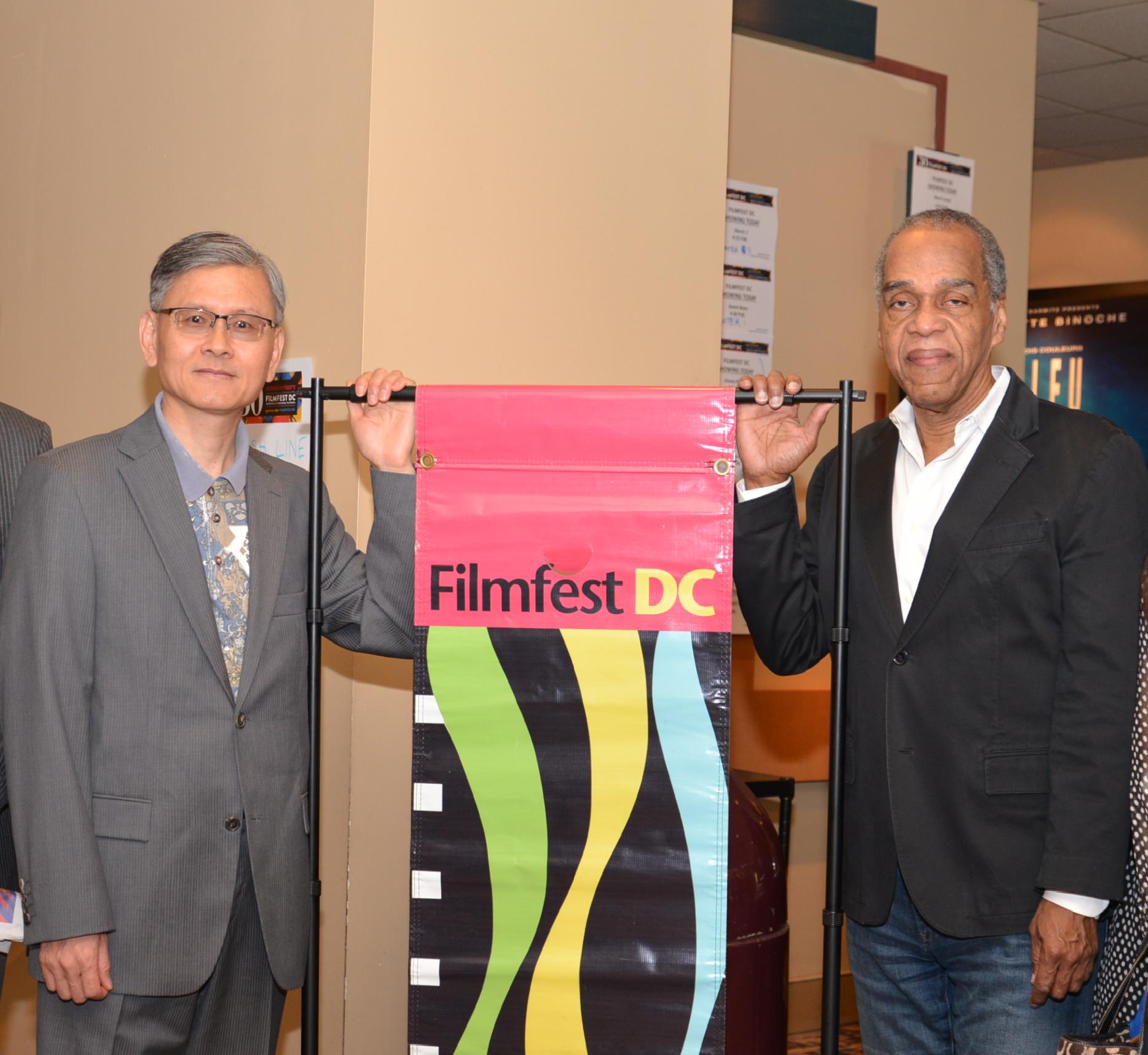 我國片「百日告別」參加第30屆「華府國際電影節」，該片分於本（105）年4月16及23日放映1場，本處李公使光章（左）代表出席16日首映會，會前與影展創辦人兼主席Tony Gittens（右）合影。